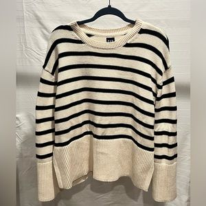 Size Small, Women’s GAP 24/7 Split-Hem Crewneck Sweater, Black and White